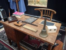 Bureau du maître et matériel scolaire