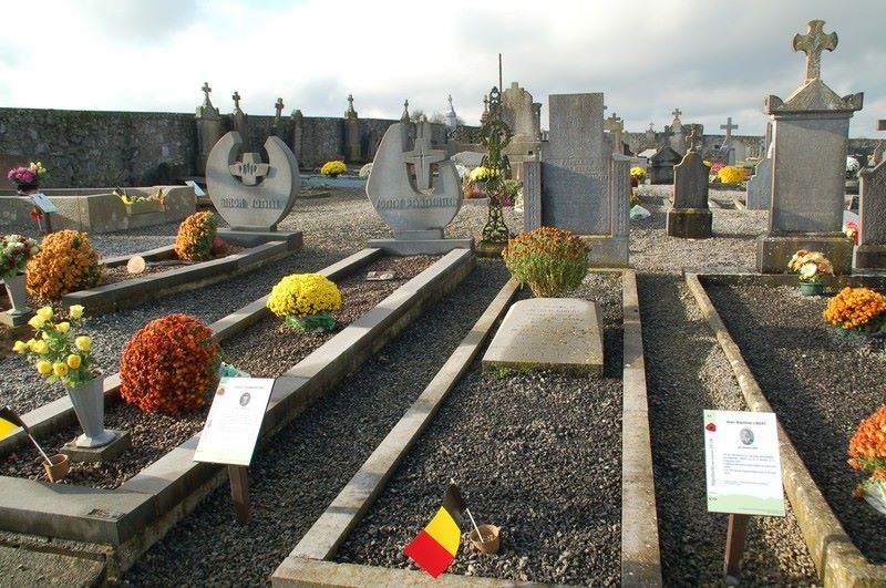 Sépultures accompagnées de panneaux d'information