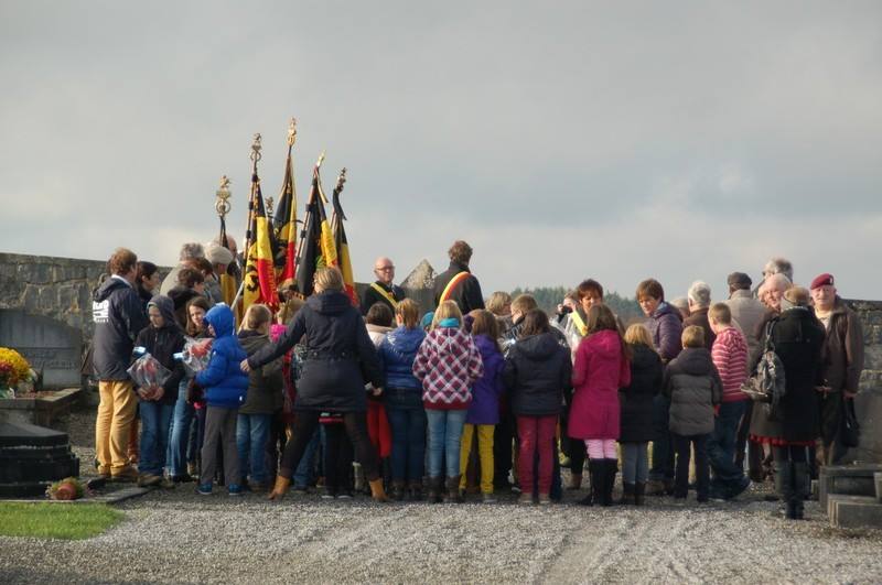 Enfants et adultes rassemblés lors d'une cérémonie commémorative