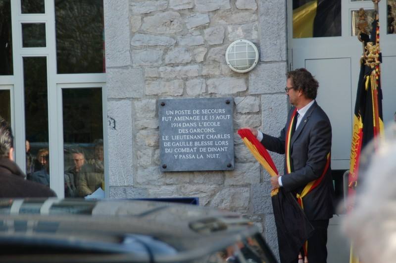 Plaque commémorative apposée sur un mur de briques, lors d'une cérémonie